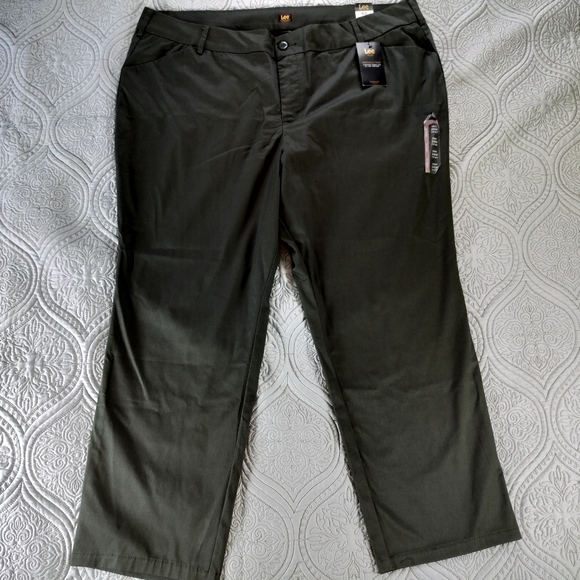 Lee Pants - 2/$30 NWT Lee Women's Plus Size 26W Wrinkle Free Relaxed Fit Straight Leg Petite